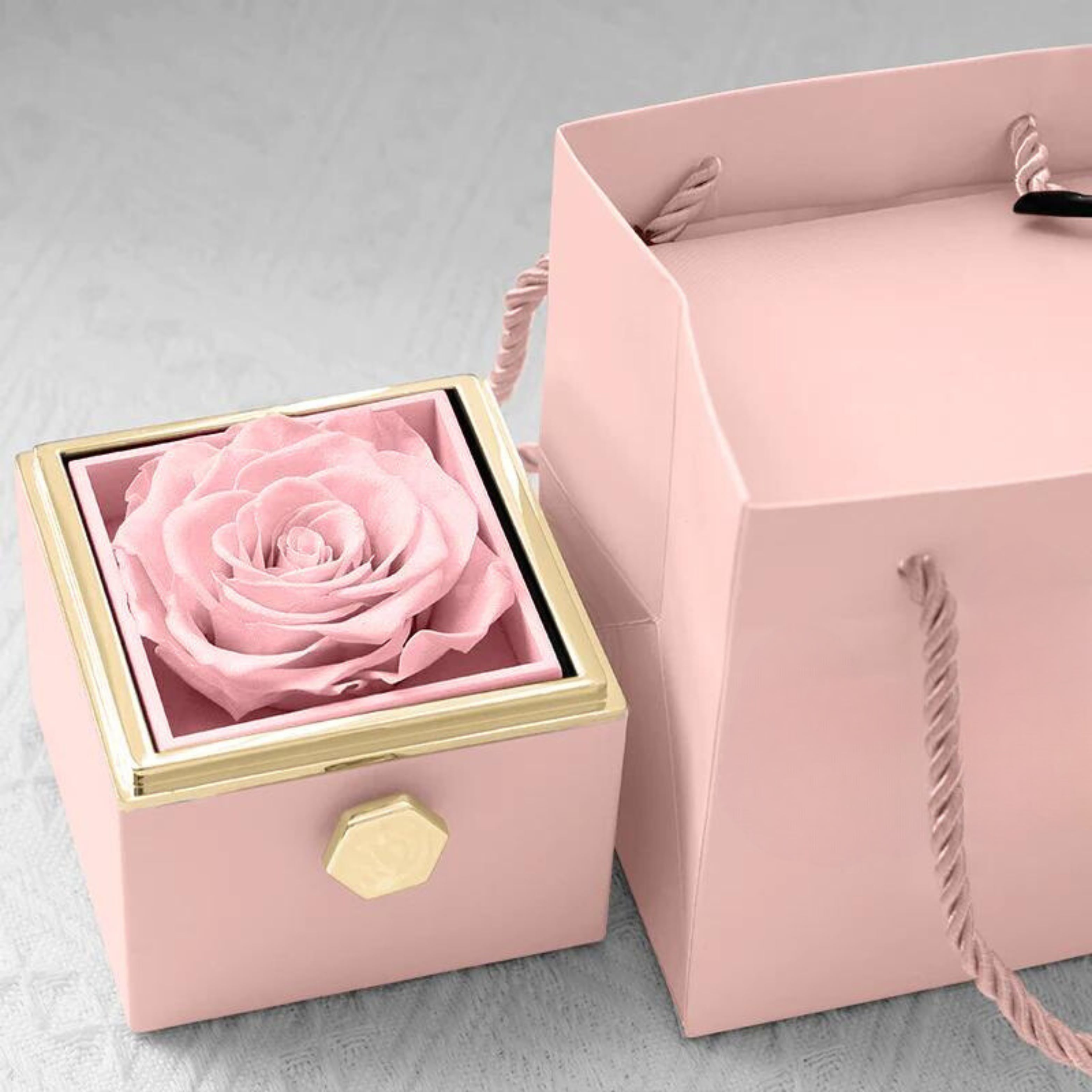 Boîte à roses rotatives Eternally Preserved - avec collier en forme de coeur gravé